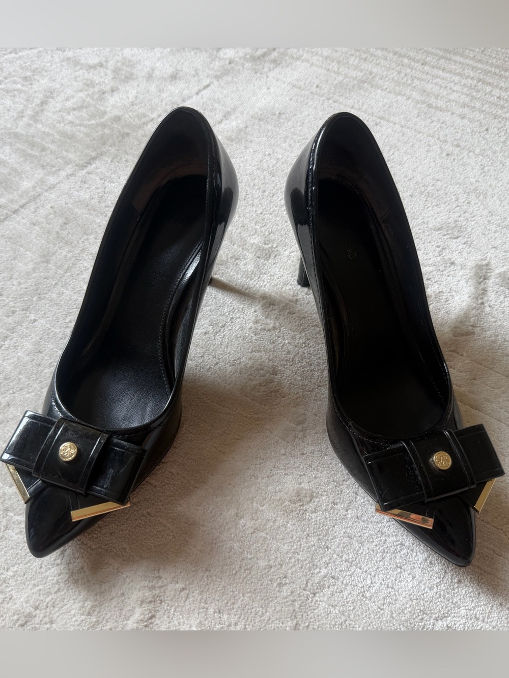 Beautiful MK pumps with bow accent